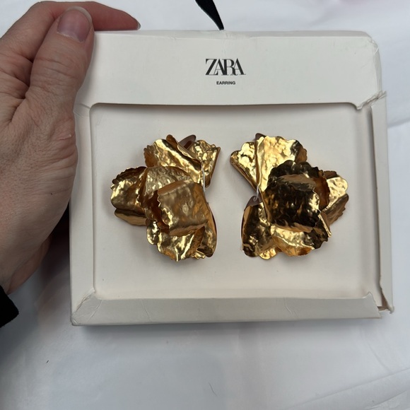 *NEW* ZARA GOLD TONE PETAL FLORAL EARRINGS - Picture 3 of 4